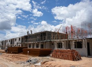 Raquel Lyra vistoria obras do Residencial Riacho do Mel II, em Gravatá