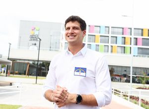 No guia eleitoral, João Campos propõe a criação de quatro hospitais regionais