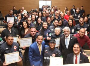 Douglas Brito homenageia profissionais do Samu Recife em sessão solene