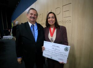 Diana Câmara recebe homenagem do TRE-PE por atuação no Direito Eleitoral