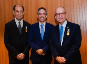 Jarbas Filho homenageia artista plástico Ferreira e senador Dueire na Alepe