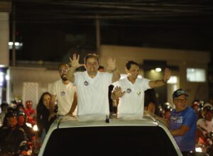 Anderson Luiz mobiliza centenas de apoiadores em buzinaço em Caruaru