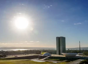 Congresso vota nesta semana fim da escala 6×1 e “taxa das blusinhas”