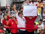 Lula ergue cartaz pelo fim das Bets durante caminhada com João Campos