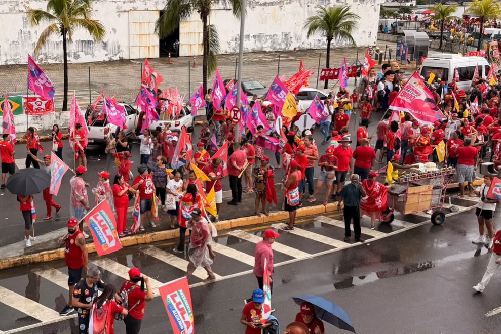 Cerca de 15 pessoas aparecem com bandeira de Raquel em ato de Lula