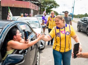 Carreata de Andréa Medeiros pelos Curados tem apoio e ruas cheias
