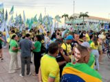 Apoiadores se reúnem no Marco Zero para chegada de Flávio Bolsonaro