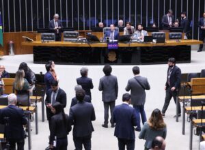 Câmara aprova fim da “taxa das blusinhas” e texto vai ao Senado