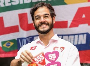 TRE-PE nega ação do PL e autoriza Túlio Gadêlha a usar imagem de Lula