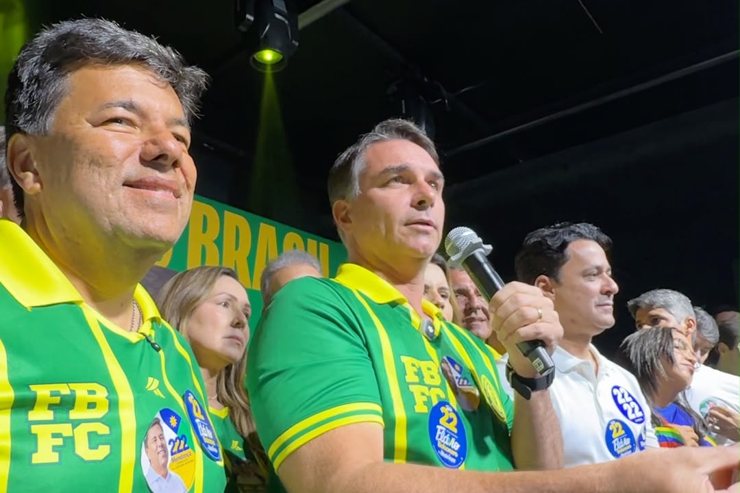 Flávio Bolsonaro evita pedir voto para governador em Pernambuco