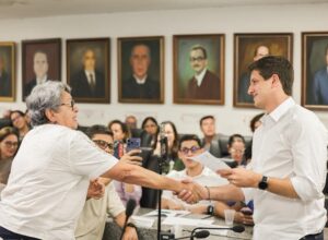 João Campos promete novo plano de carreira e expansão da UPE