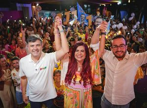 Lula da Fonte e Gleide Ângelo inauguram comitê com presença de Eduardo da Fonte 