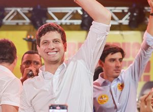 João Campos recebe mais R$ 2,5 milhões do PSB e R$ 1 milhão do Republicanos