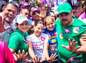 Ao lado de Raquel Lyra, Andréa Medeiros participa de caminhada em Casa Amarela
