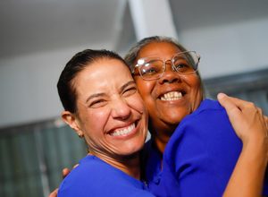 Raquel Lyra percorre Córrego do Jenipapo em agenda de campanha no Recife