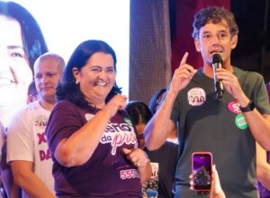 Professora Ana Lúcia inaugura comitê ao lado de apoiadores e profissionais da educação