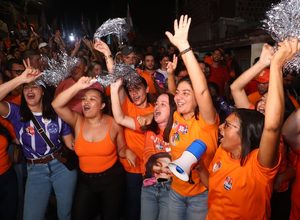 Viviane Facundes percorre Bairro Novo em caminhada com apoiadores