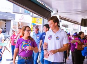 Em Caruaru, Miguel Coelho visita Feira da Sulanca ao lado de Débora Almeida