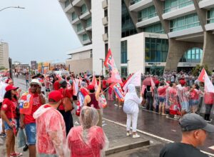 Apoiadores já aguardam início de ato com Lula no Recife