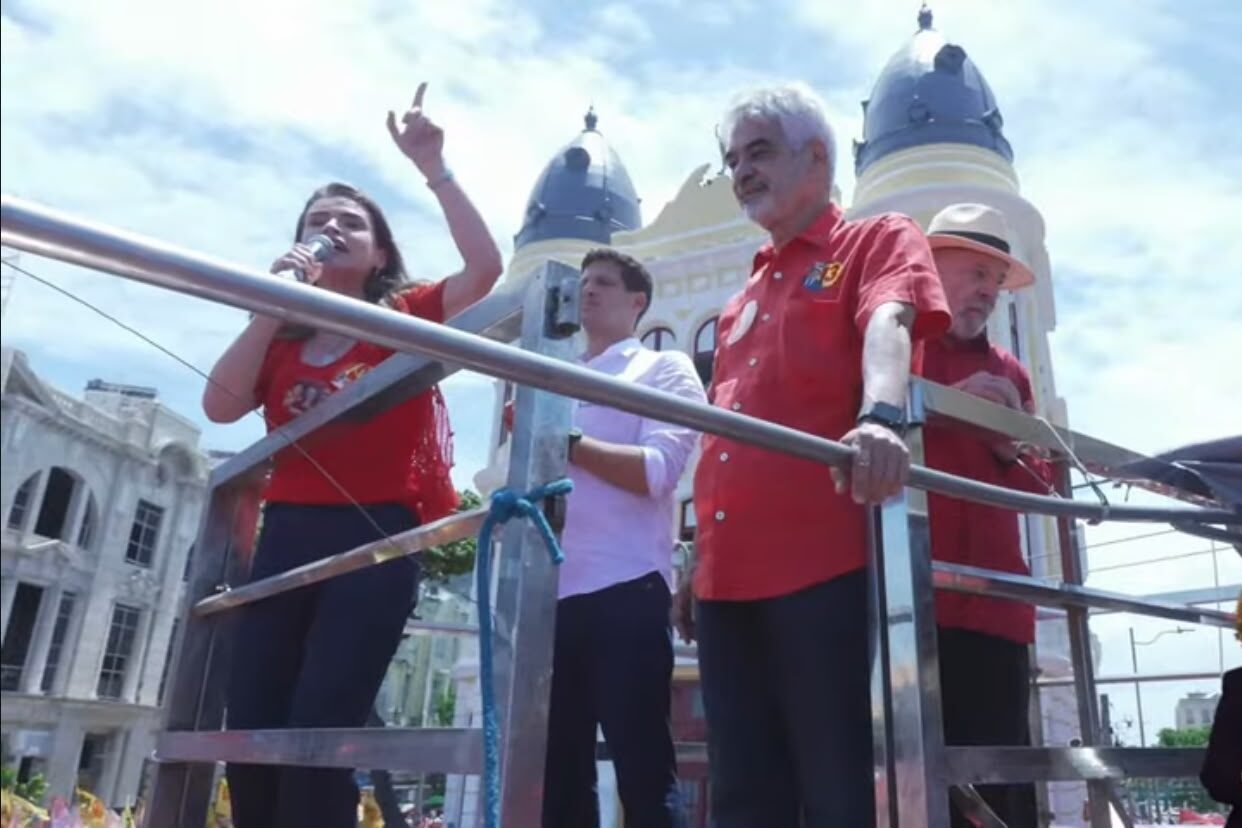 Marília insulta Flávio Bolsonaro durante ato com Lula no Recife: “maloqueiro”