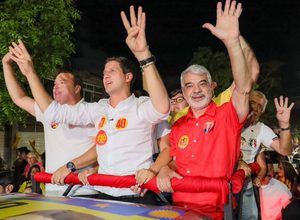 Em carreata, Humberto Costa defende bancada alinhada a Lula no Congresso