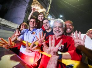João Campos realiza mini carreata em Olinda