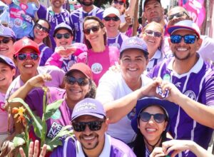 Professora Ana Lúcia participa de caminhada ao lado de Raquel Lyra