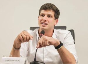 João Campos pede ao MPF e PF investigação de perfil que revelou cartaz apócrifo