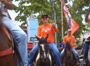 Viviane Facundes participa de cavalgada em Gravatá