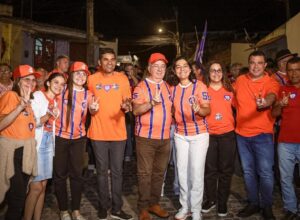 Viviane Facundes reúne apoiadores durante caminhada em Gravatá