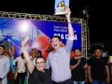 Simão Durando entrega escrituras a 200 famílias do bairro José e Maria