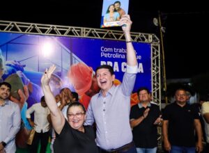Simão Durando entrega escrituras a 200 famílias do bairro José e Maria