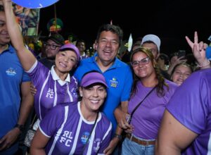 Ao lado de Helbinha e Fernando Filho, Mendonça Filho faz caminhada em Trindade