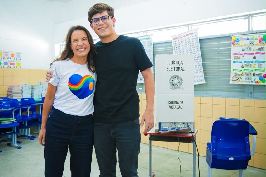Após perrengue no primeiro turno, filho de Raquel Lyra vota sem imprevistos em Caruaru