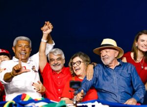 Lula percorre ponte entre Petrolina e Juazeiro com apoiadores