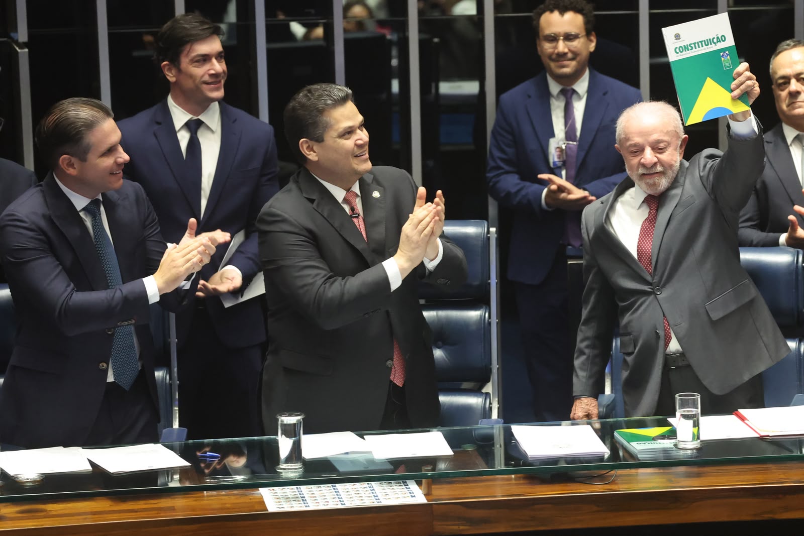 Com presença de Lula, Congresso promulga emenda do fim da escala 6×1