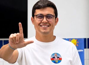 Victor Marques vota no Recife e destaca importância da democracia