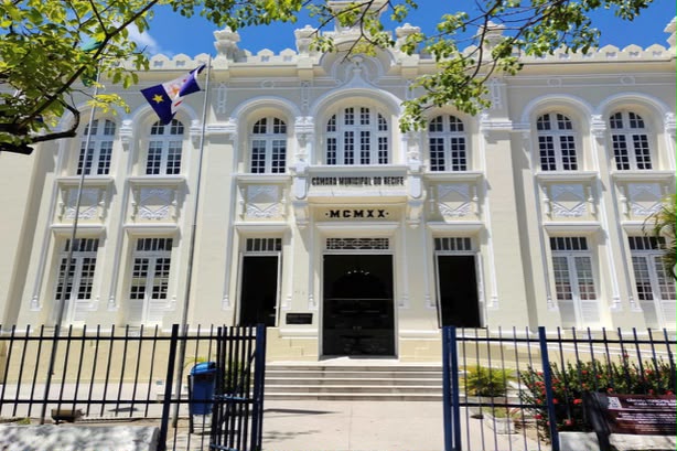 Coluna do sábado: oposição muda de perfil na Câmara do Recife