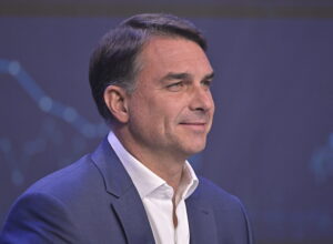 Flávio Bolsonaro lidera último Datafolha com 51% dos votos válidos 