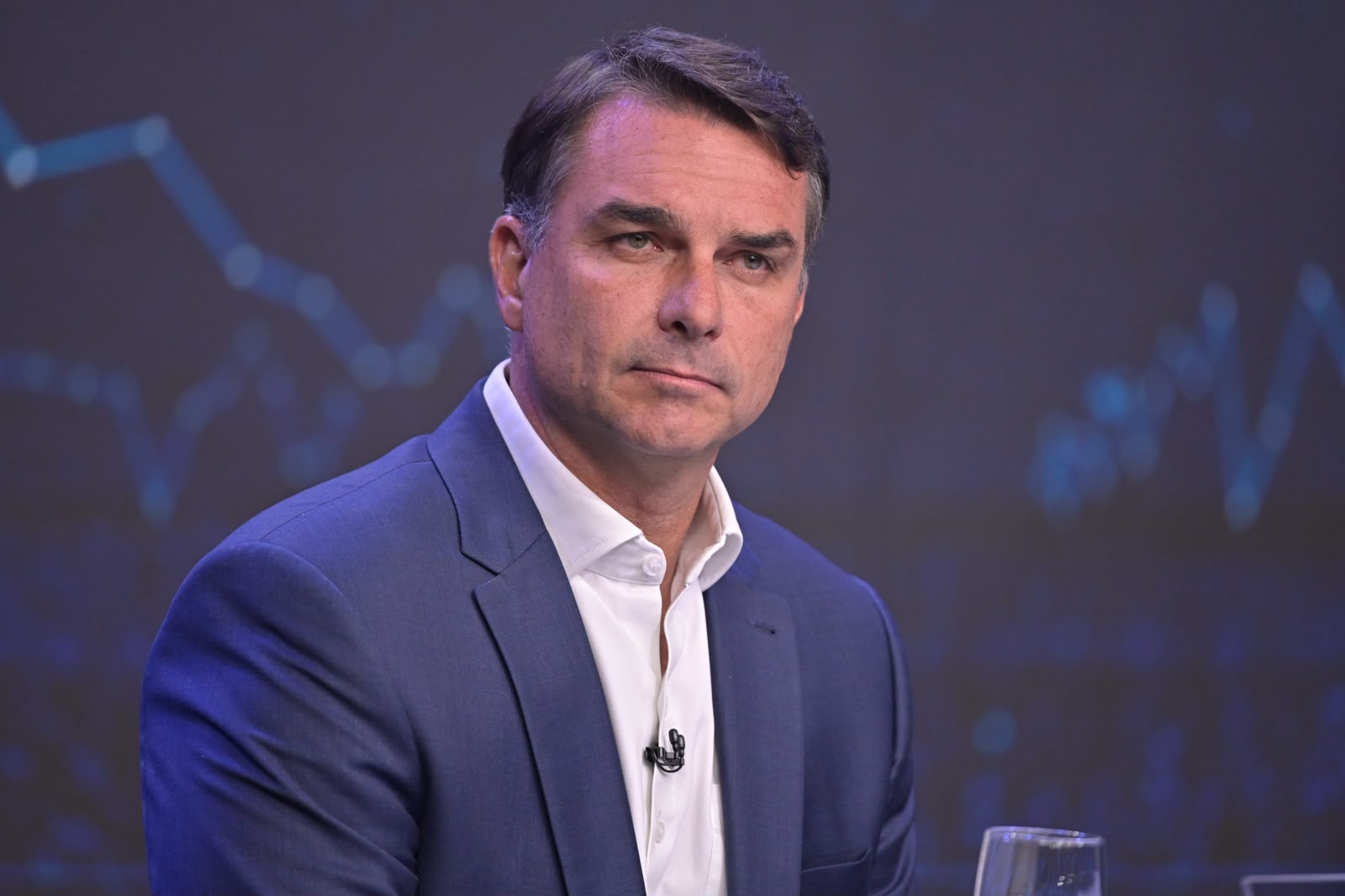 Coluna da segunda: Flávio Bolsonaro repete tática de João Campos