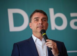 Flávio Bolsonaro muda de posição e anuncia apoio ao fim da escala 6×1