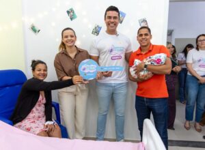 Rodrigo Pinheiro entrega chave simbólica à recém-nascida escolhida como Bebê Prefeita