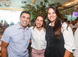 Mirella marca presença em encontro de prefeitos com Raquel Lyra