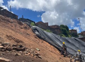 Governo inicia obras de contenção de encosta no bairro de Coqueiral