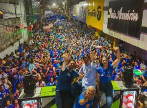 Iza e Túlio Arruda percorrem Vitória de Santo Antão em caminhada de campanha