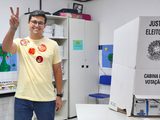 Victor Marques vota na Torre ao lado de João Campos e aliados da Frente Popular