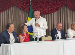 Em reunião com Lula, senadora eleita Marília Arraes debate estratégias para o 2º turno