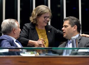 Teresa reúne assinaturas para acelerar votação do fim da escala 6×1