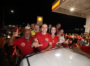 Márcia Conrado e Breno Araújo realizam carreata em apoio a Lula em Serra Talhada