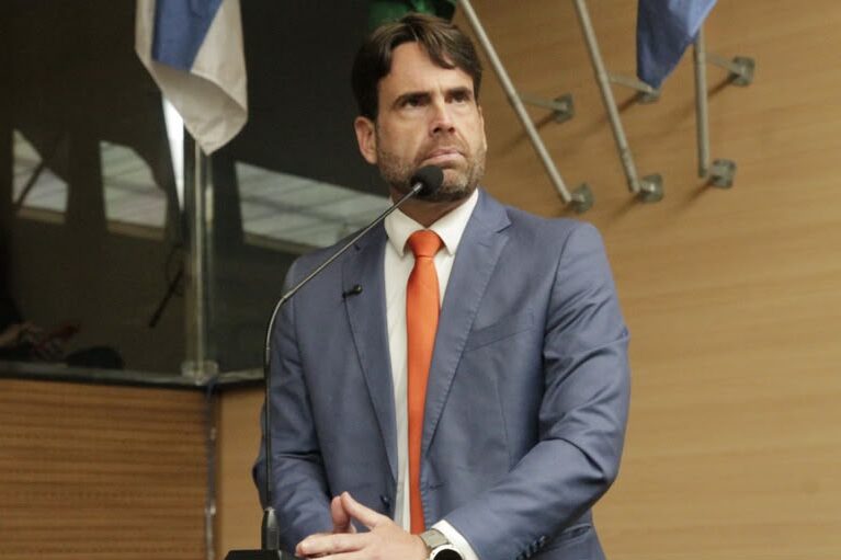Vereador do Recife se irrita por não ter sido saudado por Raquel Lyra
